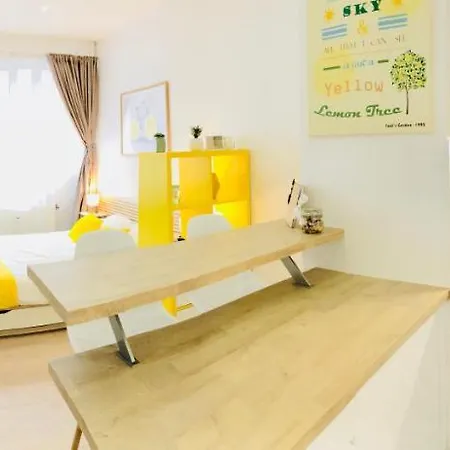 Yellow Lemon Tree - Centre - Parking * Lila