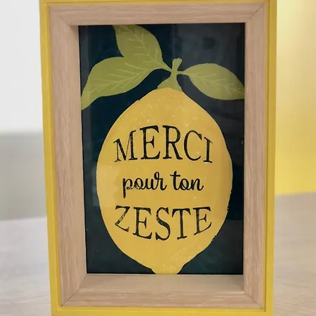 Yellow Lemon Tree - Centre - Parking Lila